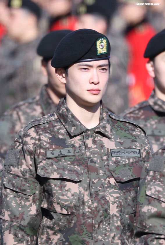 AboutMusicYT's tweet photo. Jaehyun serves in new photos from his graduation ceremony. https://t.co/OaczdjzmfQ