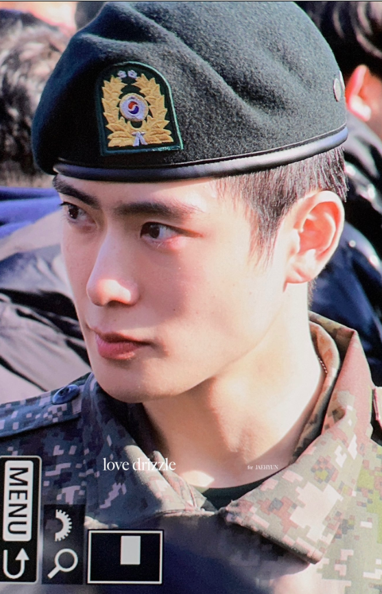 AboutMusicYT's tweet photo. Jaehyun serves in new photos from his graduation ceremony. https://t.co/OaczdjzmfQ