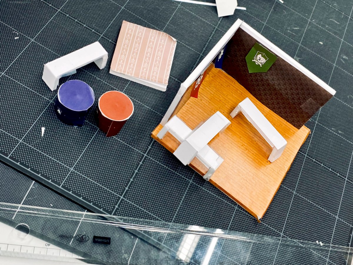 aso_abkc's tweet image. CGデザイン科2年
学園祭広報担当のたかのとおばたです！

本日は内装班の作業様子を少しだけご紹介👀🌟
実寸サイズを縮小した模型を作成し、それを用いて話し合いを行っております。

何度も構想を練り直しており、かなり苦戦しております。内装班の腕の魅せ所ですね💪✨
#学園祭