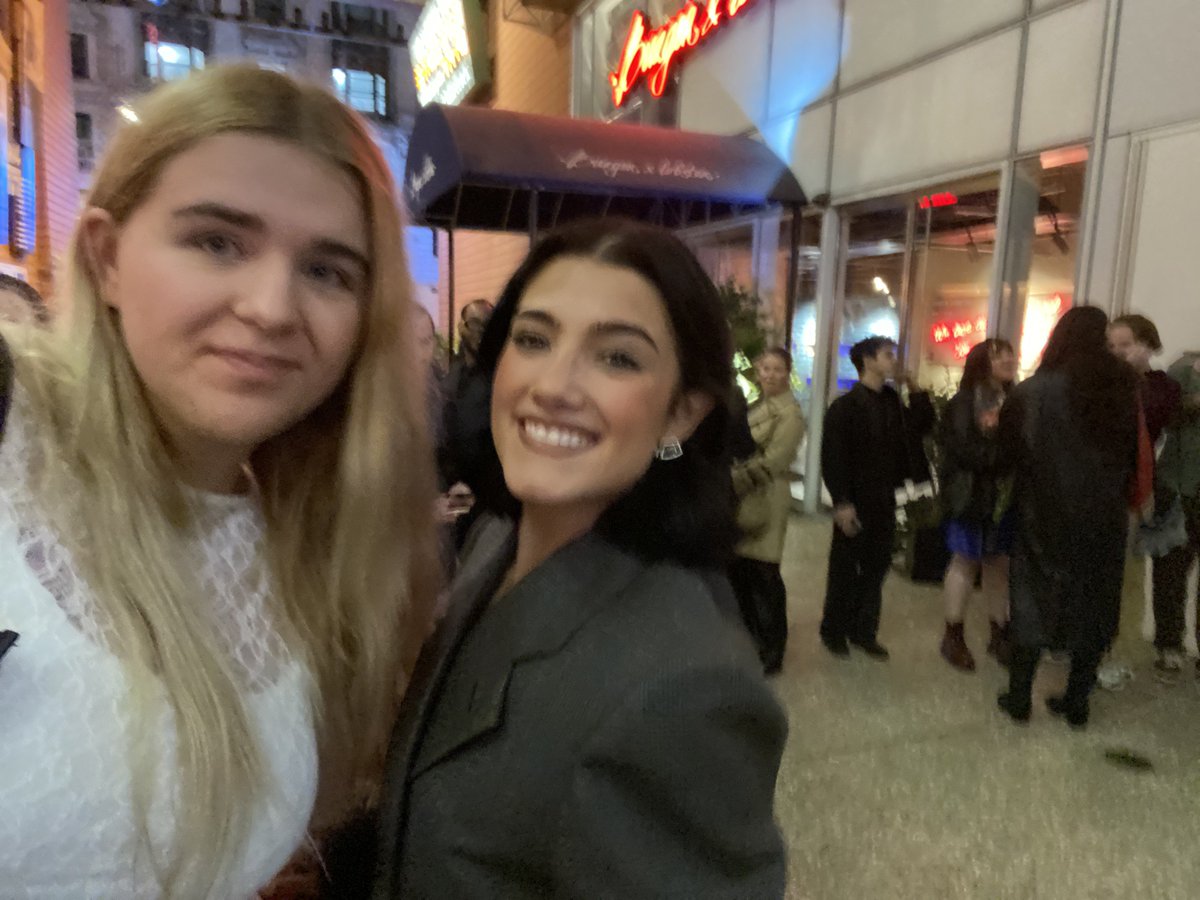 cdlluvssss's tweet photo. me and the dam fam 🥹🫶❤️ my dreams came true!! these were from char’s &amp; Juliet debut 😭 they were truly all so so sweet and i absolutely love them all 💖💖 @charlidamelio @dixiedamelio @marcdamelio @heididamelio https://t.co/xC5xL9Mjtu