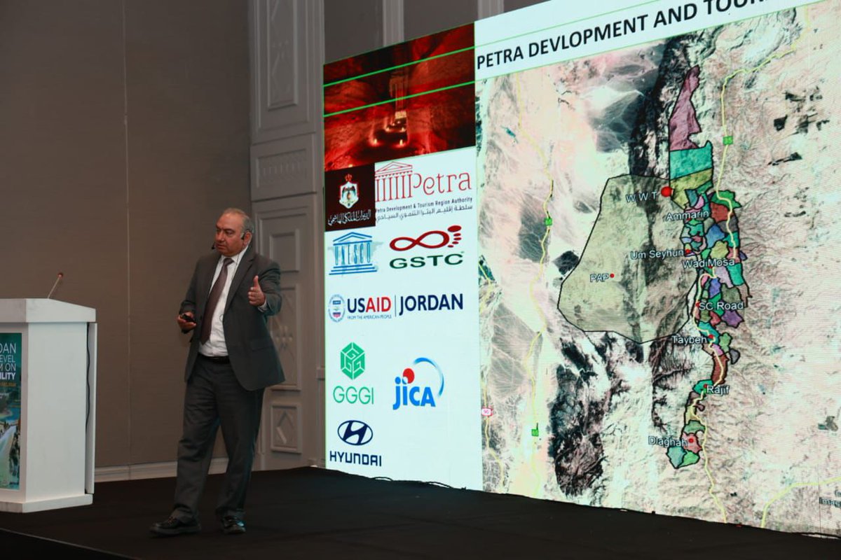 شارك رئيس مجلس المفوضين الدكتور فارس البريزات في أعمال المنتدى الثاني لأعمال النقل المستدام في #الأردن، حيث قدم عرضاً تقديمياً عن نظام النقل في منطقة #إقليم_البترا والتطورات التي استجابت للمعايير الدولية والعالمية في النقل المستدام من خلال تقليل انبعاثات الكربون في #البترا.