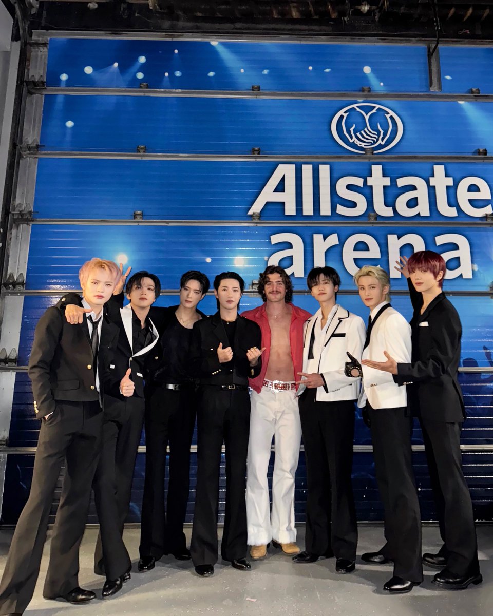 NCTsmtown_DREAM's tweet photo. Beautiful things and beautiful night with #BensonBoone

#NCTDREAM #NCTDREAMinChicago
#iHeartJingleBall #Chicago https://t.co/mbjf6fL0fp
