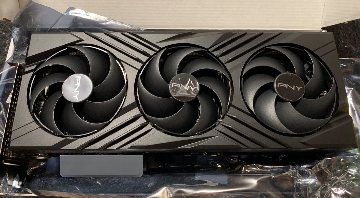 Xeon_Plati_8274's tweet photo. #PC
#パソコン 
#売ります
#ゆる募
#拡散希望

・AMD Ryzen 9 7950X3D
・Corsair VENGEANCE DDR5 5600 32GB×2(64GB)
・PNY GeForce RTX 4080 SUPER 16GB OC LED 

上記3点セット(送料込み220000円)

この一式にて動作確認済みです。(美品)
元々は実家帰省時に使う用のパソコンでしたが、全然使わないので処分・解体する事にしました。
サクッと処分したいのでまとめ売りします。(その分破格にて提供)
GPUだけ組んだ時の写真があったので、載せておきます。

※ 即一括で支払い出来る方を優先します。
※先着順に対応します。
※支払いは銀行振込でお願い致します。
※何か質問がありましたら遠慮なくどうぞ。