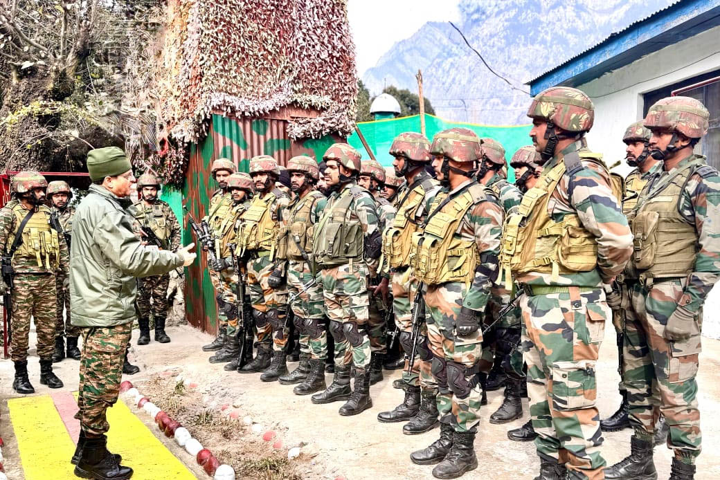 DailyExcelsior1's tweet photo. J&K | #GOC #WhiteKnightCorps accompanied by #GOC #CIFDelta visited #Kijai #Kishtwar sector to review the prevalent security situation and operational preparedness. GOC commended the troops for their steadfast commitment and emphasized the importance of maintaining the highest standards of professionalism in all operations: White Knight Corps