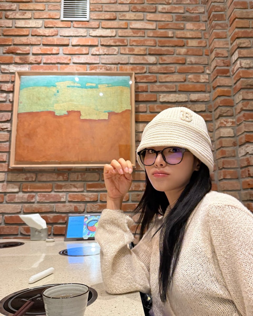 훠궈먹는데 아이보리로 도배한 이 여자
기개가 남다르다