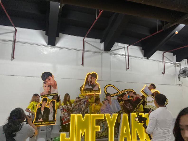 ibrrsmthlvr's tweet photo. you will never go wrong with team live’s energy talaga, always full charged! they are so ready, for christmas special. 

JMFYANG GLOWING STARS https://t.co/a7gITRETJQ