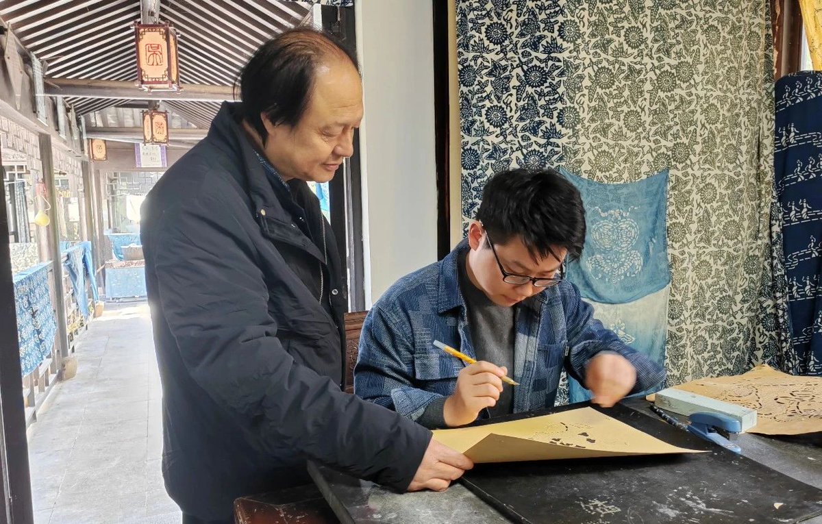 QNantong's tweet photo. Yu Hongjin, an inheritor of the intangible cultural heritage of Nantong blue calico dyeing techniques, has dedicated his life to this traditional craft. 
#BlueCalico #CulturalPreservation https://t.co/5fZ8C20Lb6