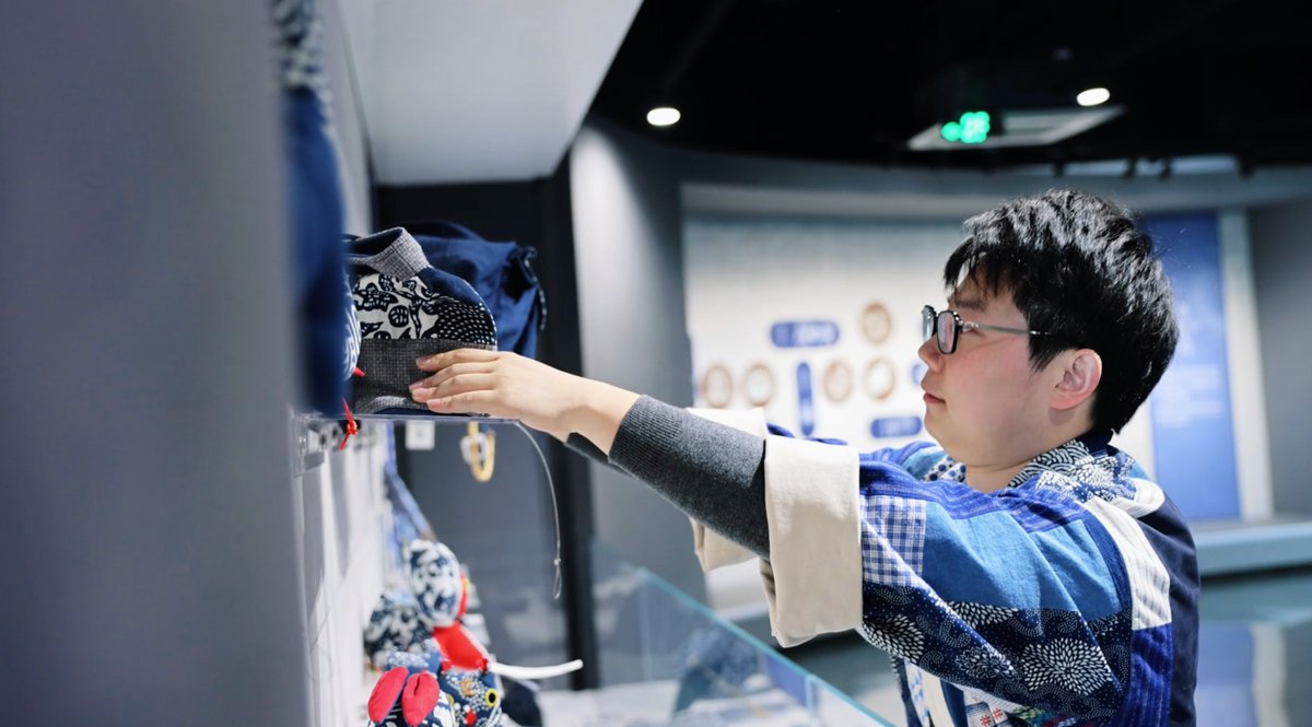QNantong's tweet photo. Yu Hongjin, an inheritor of the intangible cultural heritage of Nantong blue calico dyeing techniques, has dedicated his life to this traditional craft. 
#BlueCalico #CulturalPreservation https://t.co/5fZ8C20Lb6