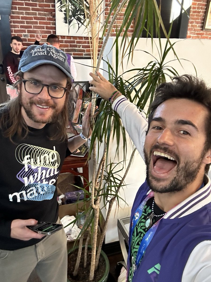 JimiCohen's tweet photo. GM Treegens 🌳

Happy #TouchTuesday Tuesday! 👉 🌲

Have you gotten outside &amp; touched tree yet? 😃

One of my heroes @owocki did the thing! 🫡 https://t.co/ibgVNEGgKZ