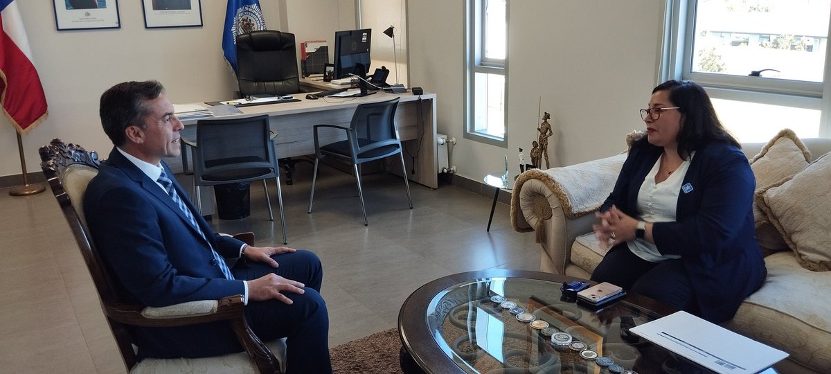 El prefecto inspector Leopoldo Bascuñán, jefe de la PDI #LosRios, se reunió con la directora del <a href="/RCivil_LosRios/">Registro Civil Los Ríos</a> Carla Peña, quien le presentó los nuevos documentos de identidad 🇨🇱 además de coordinar una serie de acciones en conjunto. #ValdiviaCl #ElRanco #LosRios