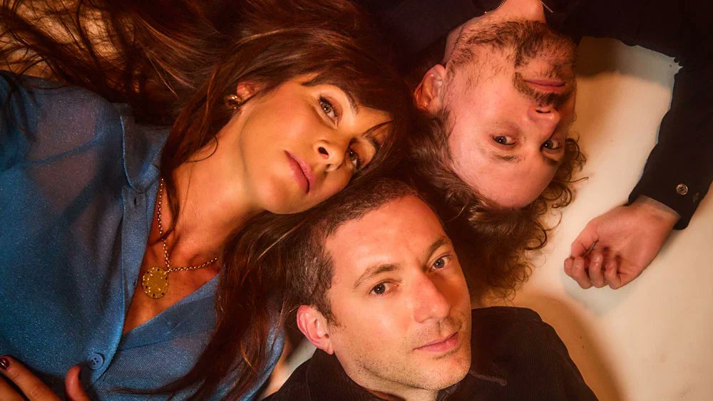 "BACK TO BLACK (AMY WINEHOUSE COVER)" - THE ZUTONS' BRAND NEW VIDEO.

peacelovebananas.blogspot.com/2024/12/videan…

#THEZUTONS #AMYWINEHOUSE <a href="/amywinehouse/">Amy Winehouse</a> <a href="/ZutonsThe/">The Zutons</a> <a href="/AbiChanmusic/">AbiChan</a> #NEWMUSIC