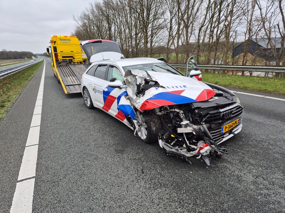 Politieauto knalt op vrachtauto bij Rolde N33