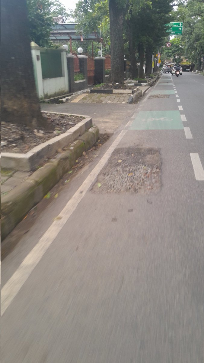 fdwinanda's tweet image. Sakira na ngan bisa ngagali tapi teu bisa nutup galian nu bener mah teu kudu make kontraktor lah.. nitah tukang gali nu sok mangkal sisi jalan we
Nitip mention ka dinas terkait min.  @PRFMnews 
Atau kudu nungguan aya korban cilaka heula?