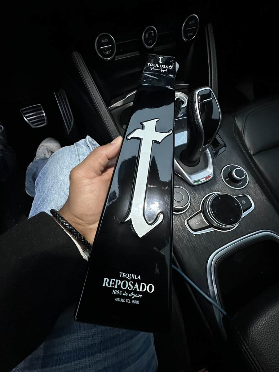 CoreyMillionz's tweet photo. These bottles are so 🔥🔥🔥🔥 #trulusso https://t.co/XpD93nn7NM
