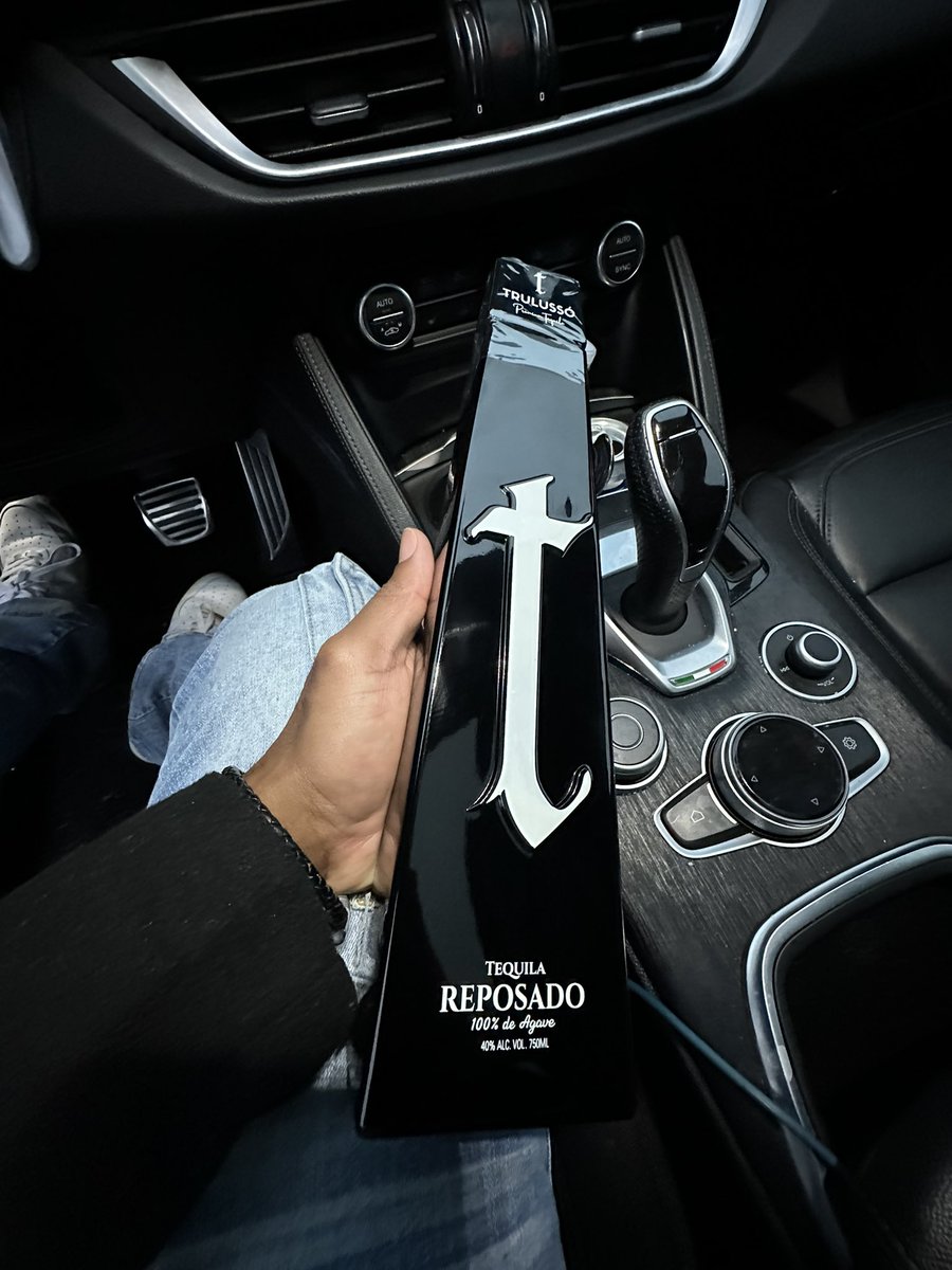 CoreyMillionz's tweet photo. These bottles are so 🔥🔥🔥🔥 #trulusso https://t.co/XpD93nn7NM