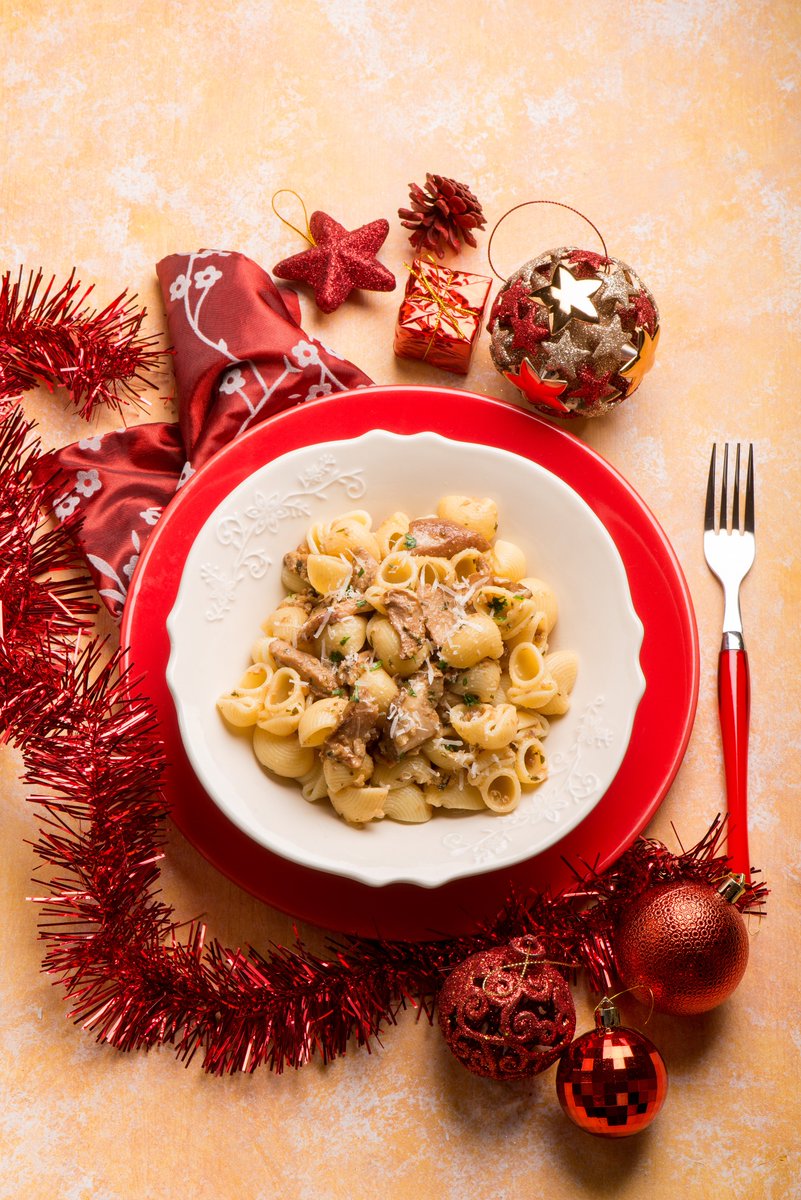 Sharing pasta is sharing love. 🍝 For 95% of Italians, it’s all about family. What’s your go-to holiday pasta dish? 🎅