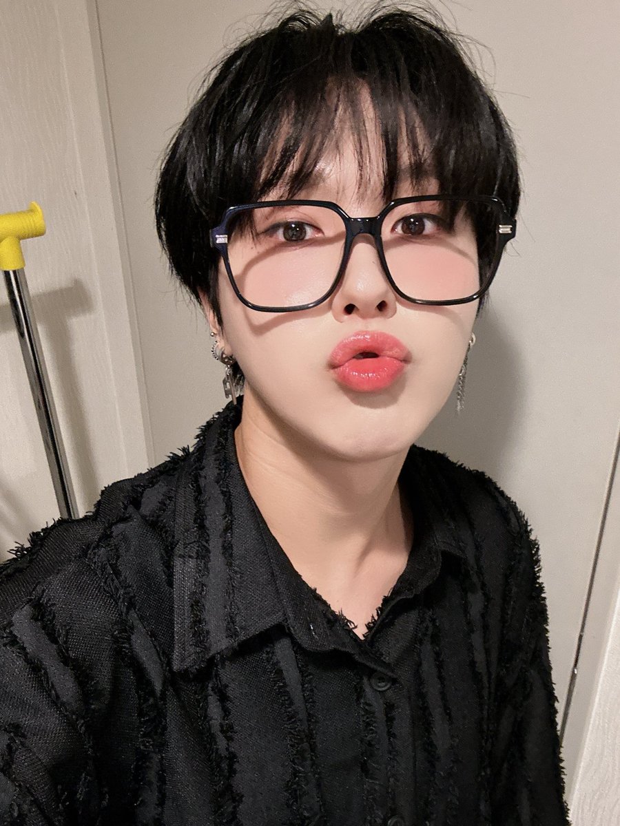 제 입덕계기가 뮤뱅 기한책 용훈오빠의 쓰리피스 ✨️안경✨️ 귀걸이초커였거든요??? 근데 입덕하고 나니 원위 오빠들 다 안경이 잘 어울림 출구가 없음...

이참에 기한책 다시 보자🫶🫶🫶
youtu.be/WkxBc8jtuVY?si…