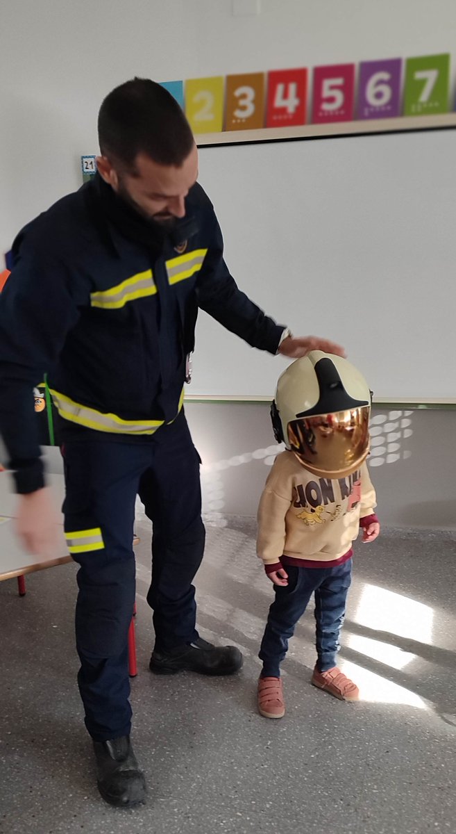 AlqueriaEduca's tweet photo. La implicación y participación familiar es seña de identidad de la educación Alquería. Ejemplo claro de ello es el proyecto de "profesiones" que se realiza en la clase roja (4 años) y en el que madres/padres del grupo nos explican los aspectos más importantes de sus oficios. https://t.co/Ny5PTB3DBs