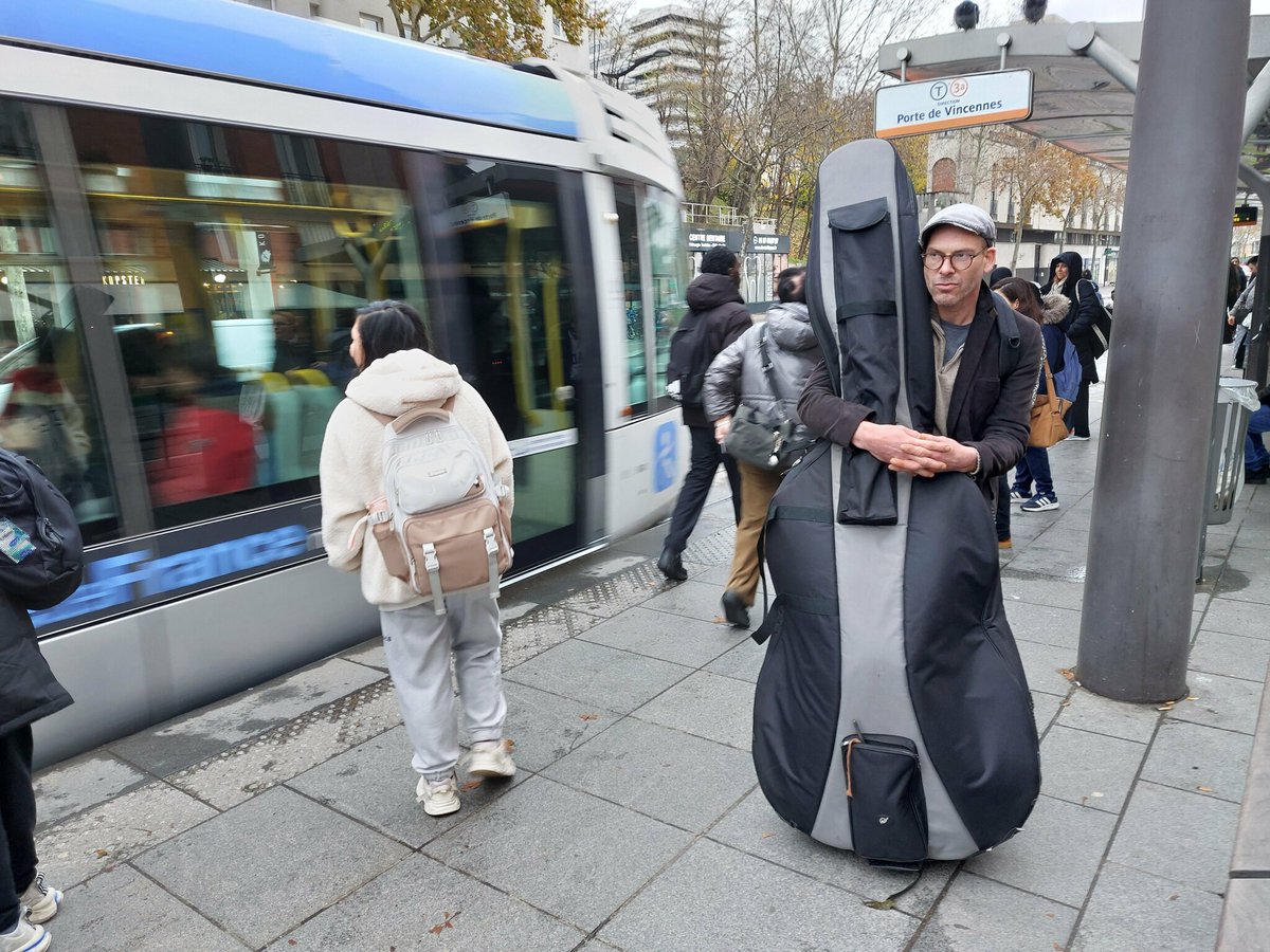 le_Parisien's tweet photo. Un musicien prend une amende de 150 euros dans le tramway de Paris car sa contrebasse est jugée trop dangereuse.
Il a décidé d'écrire à la ministre de la Culture.
➡️ https://t.co/dEYEsmzIx5 https://t.co/PcbX9JNhEg