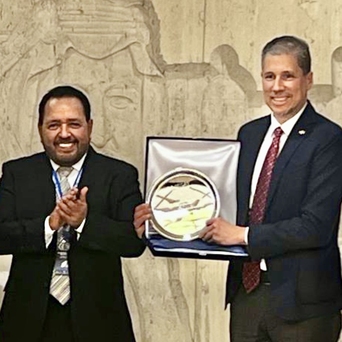 Gracias al presidente del Grupo Latinoamericano y Caribeño, el embajador salvadoreño Efrén Bernal, por la placa «en reconocimiento a la valiosa labor desempeñada», incluyendo mis tres períodos como presidente del GRULAC-Roma. #HambreCero <a href="/MIREXRD/">Cancillería de República Dominicana</a> <a href="/RobalsdqAlvarez/">Roberto Alvarez</a> <a href="/AgriculturaRD/">Ministerio de Agricultura RD</a>