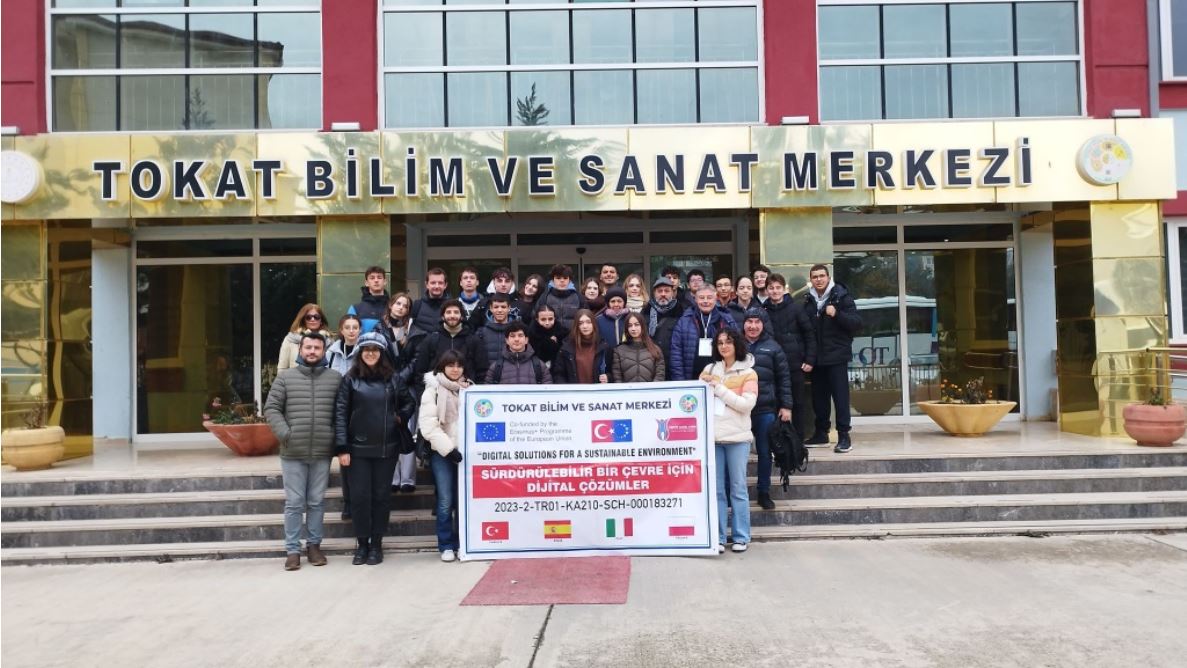 Tokat_Bilsem's tweet photo. 2-6 Aralık 2024 Tarihleri Arasında AB Erasmus+ K210 Sürdürülebilir Bir Çevre için Dijital Çözümler Projesi Kapsamında İtalya ve Polonya'daki Ortak Kuruluşlarımızdan 12 Öğrenci ve 6 Öğretmenin Katıldığı Arduino ile Atık Yönetimi Atölyesi gerçekleştirildi.
@BilsemMeb @HuseyinKir64 https://t.co/AZZq6F1zNZ