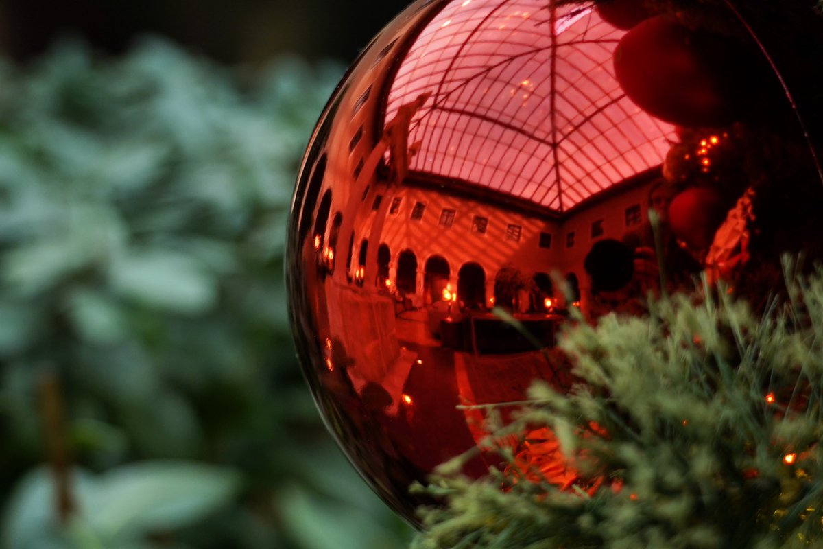 palaciosantaana's tweet photo. ¡Ya es Navidad en #PalacioDeSantaAna! 🎅🏻 Qué bonito se ve nuestro claustro reflejado en una de las bolas que decoran el árbol 🎄🤩

@marriotbonvoy @AC_Hoteles #ACHotels #ACHoteles #besthotels #hoteldesign #architecturedose #luxurytraveller #EnjoyYourStay #Navidad https://t.co/ka9lmmD66M