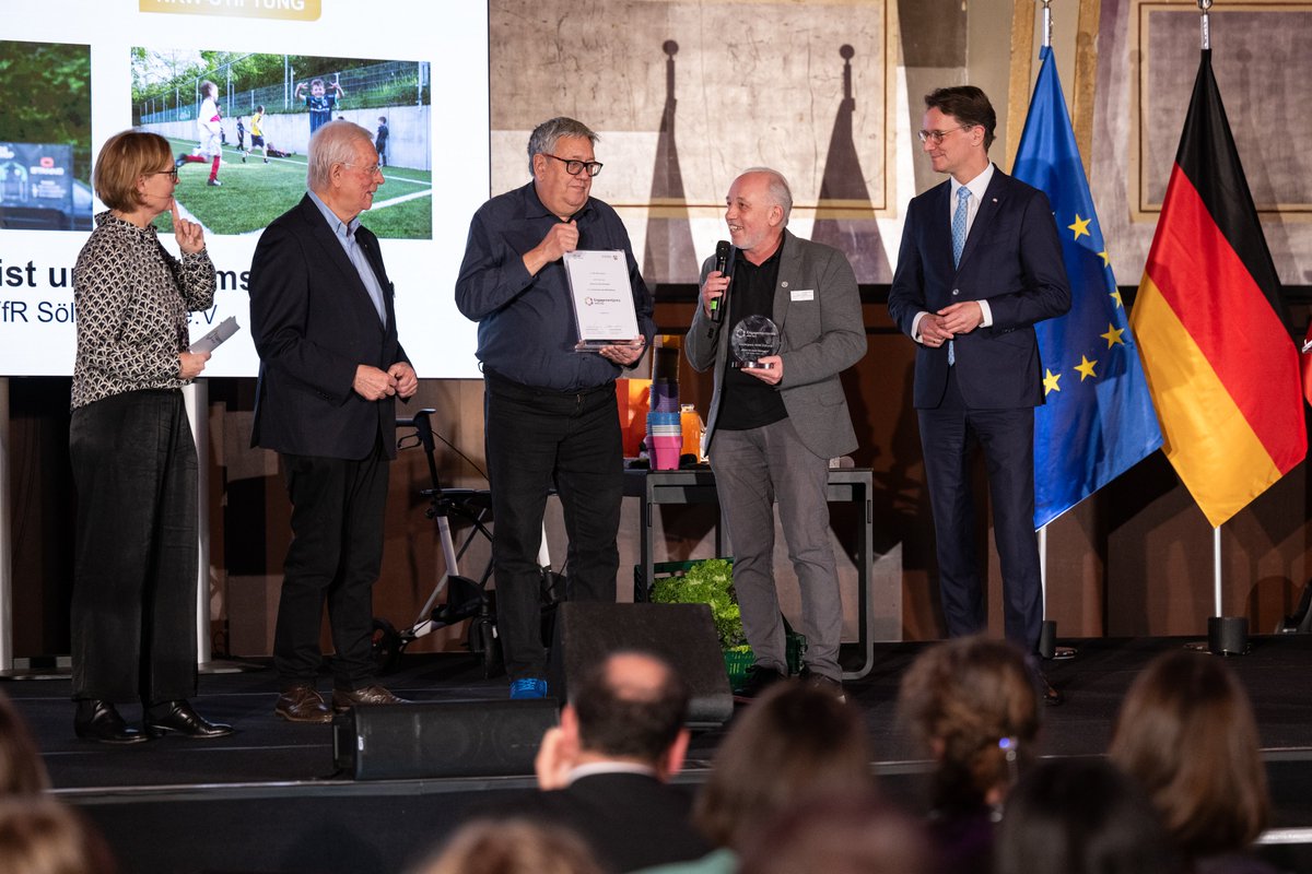 Der Sonderpreis der Nordrhein-Westfalen-Stiftung wurde von Eckhard Uhlenberg, Präsident der NRW-Stiftung, an das Projekt „#Klima ist unser Heimspiel“ des VfR #Sölde 1922 e.V. aus Dortmund verliehen: Ein Fußballplatz und eine Sportanlage direkt neben einem Vogelschutzgebiet.