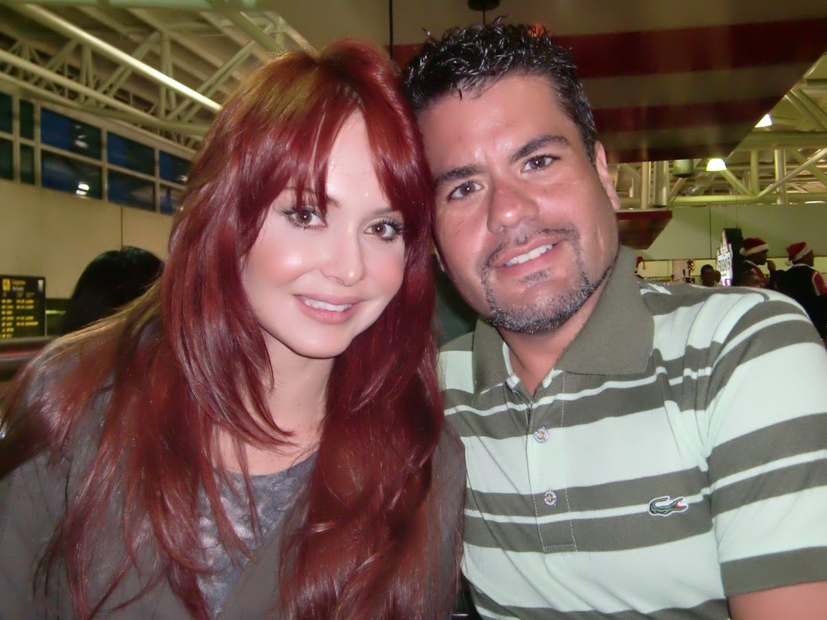 EdgarTo83968329's tweet photo. ¡Brillas todo el año, pero hoy es especial! Que tu camino esté lleno de alegría, amor y sueños cumplidos. En este cumpleaños quiero que sepas que, además de ser mi mejor amiga, ¡eres una persona a la que admiro y que me alegra la vida! ¡Felicidades, te amo! !TOTAL!❤️ https://t.co/ii8RXerMQh