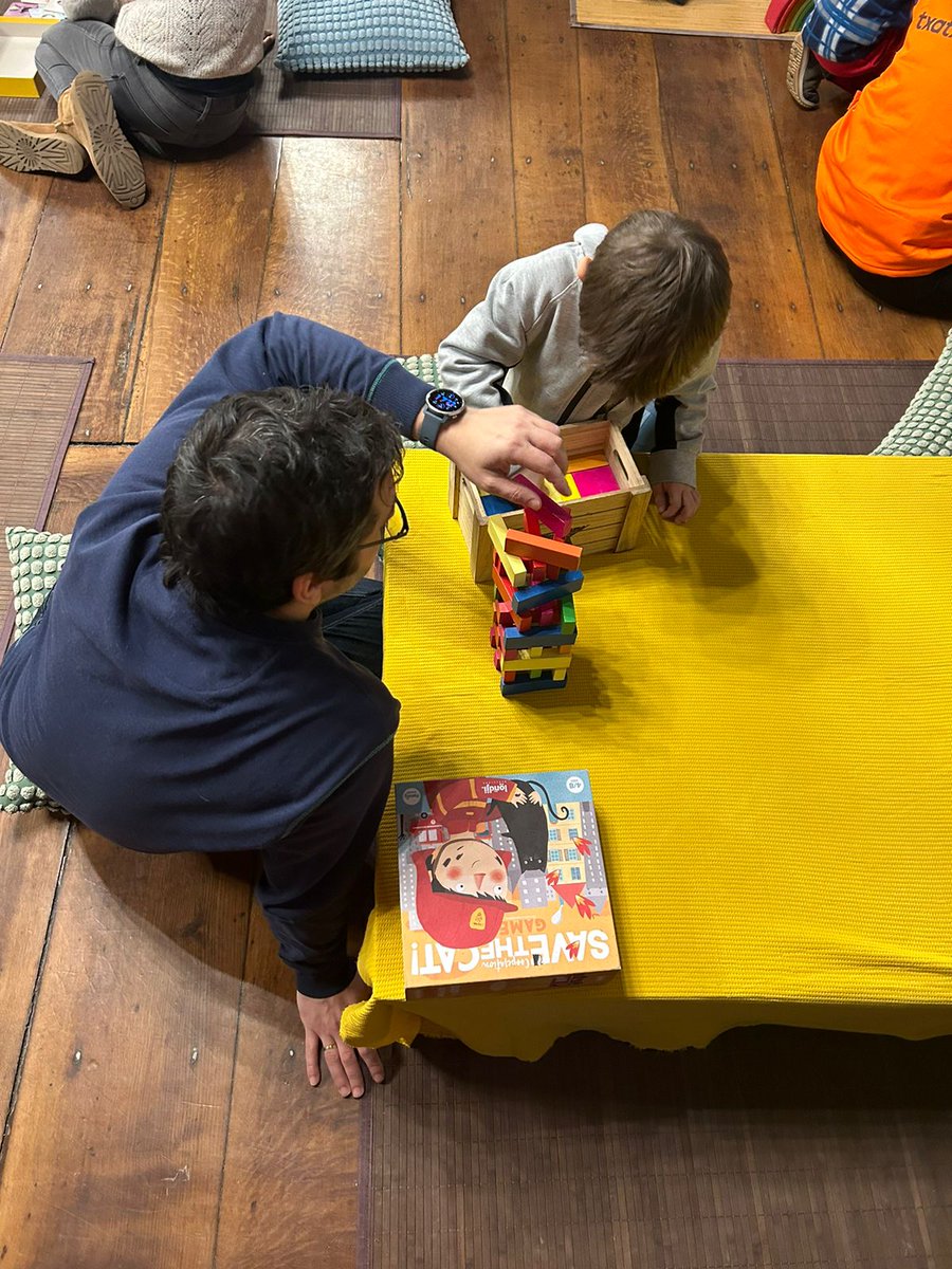 📍 Atzo, Ordizian izan ginen Jolaz Molaz tailerra eskaintzen.

Baina zer da Jolas Molaz?
Ekimen honen helburua atera berri diren eta euskarazkoak diren mahai jolasak ezagutu eta probatzea da. 
3-12 urte arteko haurrei zuzendua. Familian jolasteko egitasmo aproposa.