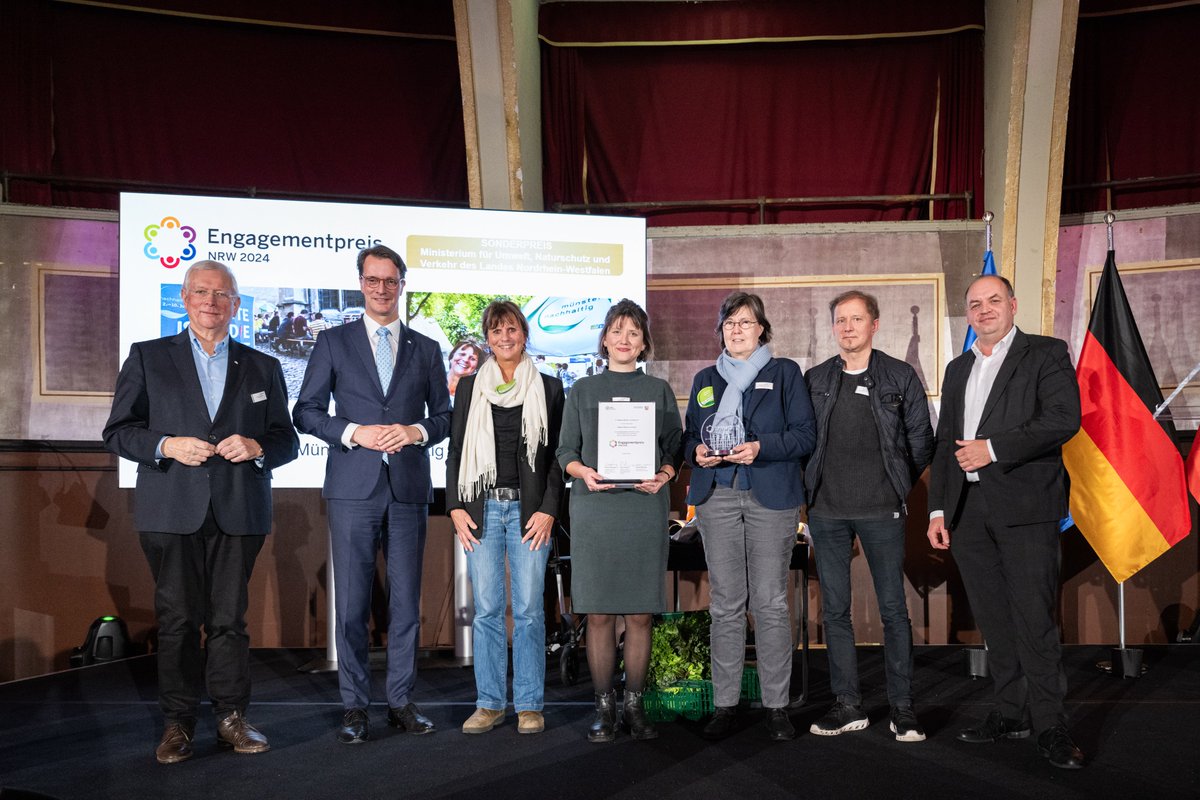 Engagiert in NRW (@engagiertinnrw) on Twitter photo Den Sonderpreis von <a href="/UmweltNRW/">Umweltministerium</a> überreichte Staatssekretär Viktor Haase an das Projekt „Netzwerk #Münster nachhaltig“. Der Verein versteht sich als Plattform, die Zivilgesellschaft, Wissenschaft und Wirtschaft verbindet.
#ehrenamt #engagementpreis #nrw #engagement Den Sonderpreis von <a href="/UmweltNRW/">Umweltministerium</a> überreichte Staatssekretär Viktor Haase an das Projekt „Netzwerk #Münster nachhaltig“. Der Verein versteht sich als Plattform, die Zivilgesellschaft, Wissenschaft und Wirtschaft verbindet.
#ehrenamt #engagementpreis #nrw #engagement
