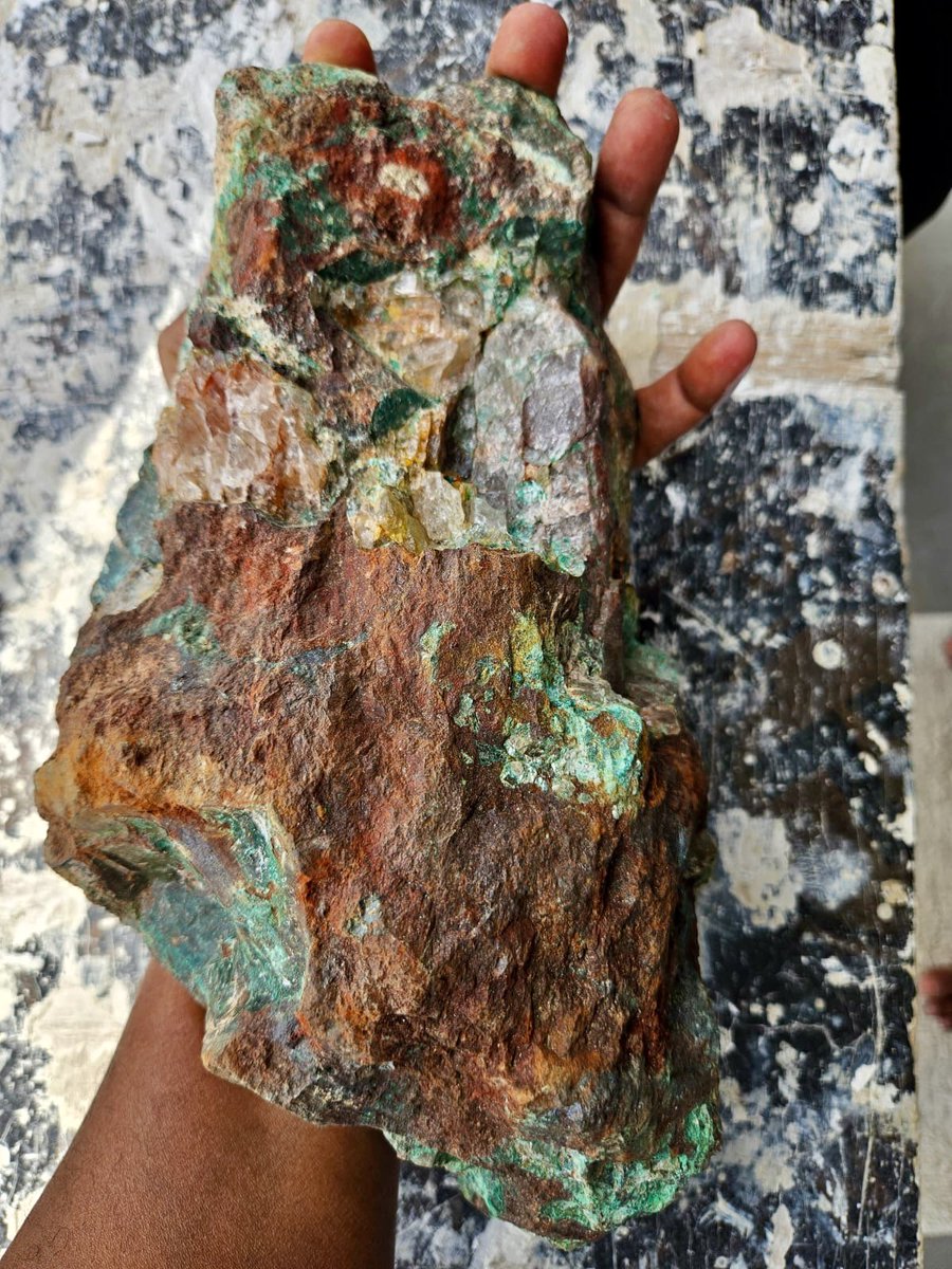 JB_MiningAfrica's tweet photo. High grade run of mine copper ore at Marula Mining’s Kinusi Copper Mine.  

High grade cuprite, bornite and malachite copper mineralisation. 

A very very heavily mineralised copper system. 

@MarulaPlc #MARU #Copper #HighGrade https://t.co/iKzlhs7LUR