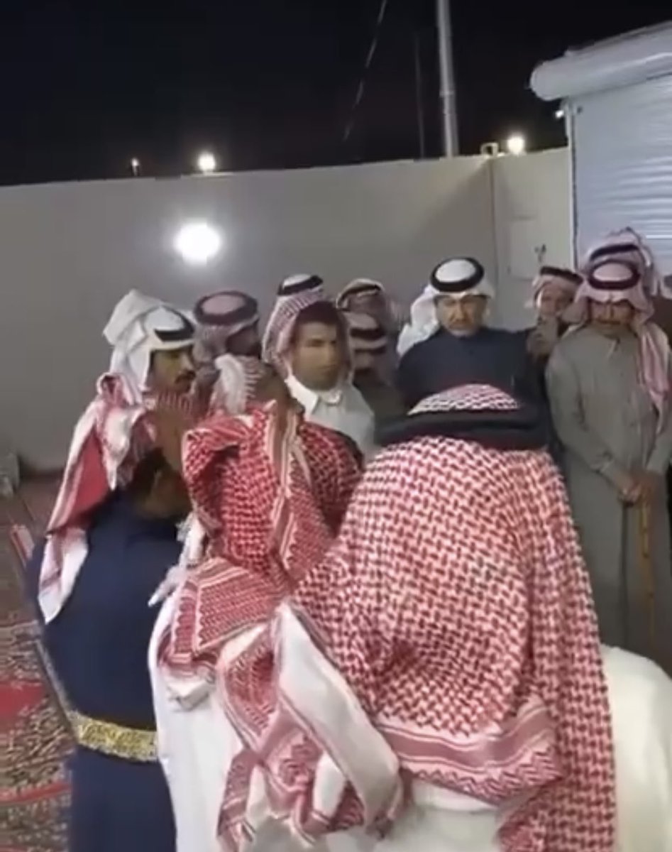 bjad9991's tweet photo. موقف بطولي سطره أبناء الشيخ / عقاب بن فالح ال سويدان لعفوهم لوجه الله تعالى عن السجين / ساير بن رقيمان ال سويدان من القصاص دون مقابل 
بيض الله وجيهكم يا ال عقاب وكتب الله أجركم وجزاكم الله خير الجزاء . https://t.co/P2qkDVcUXp