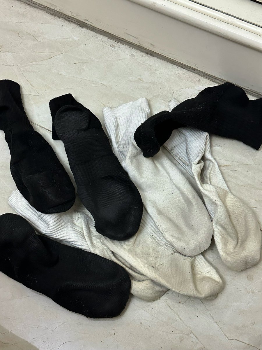 50块钱 四双 熏死人不偿命的袜子
来回替换着穿了两个多月，没洗过，想要的傻逼买回去塞枕套里
#臭脚 #袜子 #原味 #直男 #傻逼奴