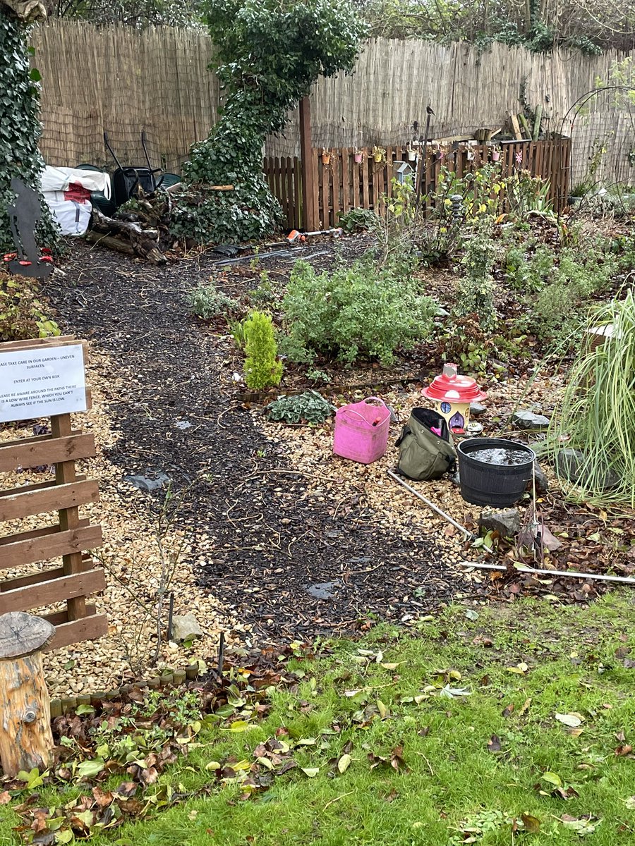 OGWL's tweet image. 2 out of the 4 arches destroyed in the storm