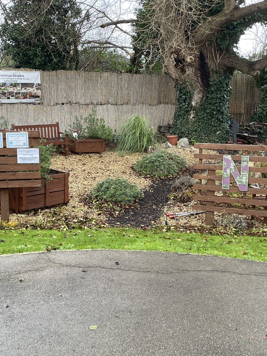 OGWL's tweet image. 2 out of the 4 arches destroyed in the storm