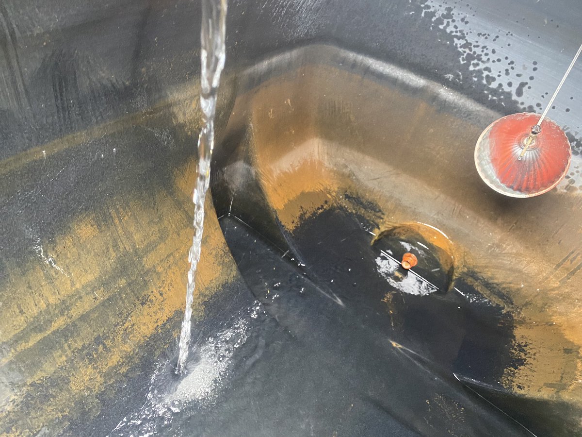 CleanwaterSen's tweet photo. •En cas de panne du flotteur électrique ⚡, le risque de déversement est élevé 💦.
•Le flotteur manuel, pourtant essentiel en cas de panne, est souvent mis hors service ou écarté ❌. https://t.co/E6ASH07Svk
