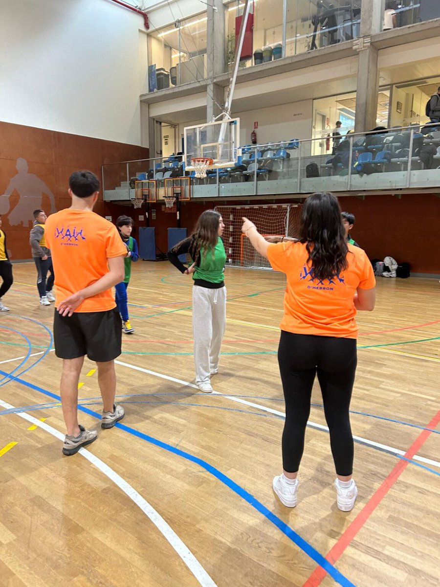 sehortaguinardo's tweet photo. 📢 2a jornada d'STREETBALL amb la participació de l’INS Josep Pla i de l’IE Coves d’en Cimany🏀

✔️ La dinàmica ha estat conduïda pels estudiants del CFGS d’EAS de l’INS Vall d'Hebron de la mà de la Marta Pol, professora d’Ed. Física.

Gràcies, @insVdH! https://t.co/KeZGpCs4I8