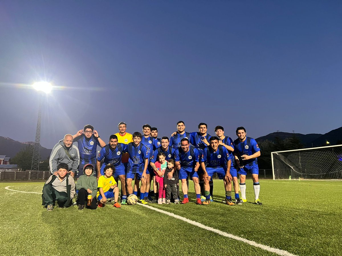 ProvosteConnell's tweet photo. Anoche nos volvimos a reencontrar con el fútbol y la pasión por el arco, y junto a la reliquia fuimos un gran equipo y lo ganamos bien x 3-1. Equipo nuevo formado desde 0. #CondorFC #Melipeuco2024 @roberto05649557 https://t.co/JeAQxV4YMB