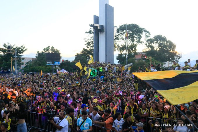 OttoSerrano's tweet photo. Buenos días B11CAMPEONES. 6hrs aproximadamente duró la caravana aurinegra desde Santo Domingo al Obelisco, un río de gente en cada municipio, en cada comunidad, en cada esquina! Somos Táchira 💛🖤 Que cuenten como quieran! @DvoTachira https://t.co/DNCvpvsXy1