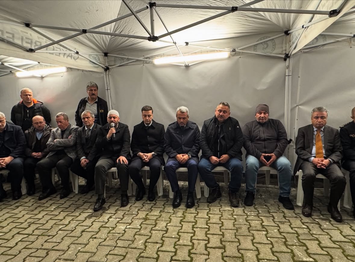 rizepazarbel's tweet photo. Rize Valimiz İhsan Selim BAYDAŞ ve Belediye Başkanımız Neşet ÇAKIR, Şehidimiz Kr. Hvcl. Tğm. Ceyhun Kalyoncu’nun ailesine taziye ziyaretinde bulundular. 

Şehidimize Allah’tan rahmet, yüce milletimize ve şehidimizin ailesine baş sağlığı dileriz. https://t.co/Bq2pCVNqei