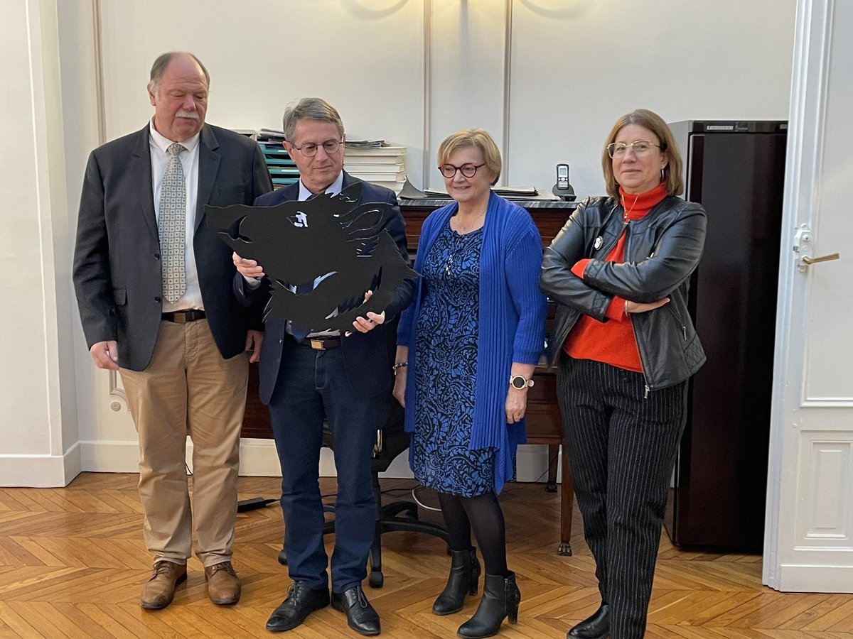 À l’occasion du 50e anniversaire de l’ALBATROS et du 15e anniversaire de l’ALBATROS France, l’Alain d’Ambroise, directeur général et Annie Demissy, directrice de l’ALBATROS Montcornet, offrent à Noël Bourgeois, Président du <a href="/ardennescd08/">Ardennes CD08</a> un cadeau préparé par les résidents.
