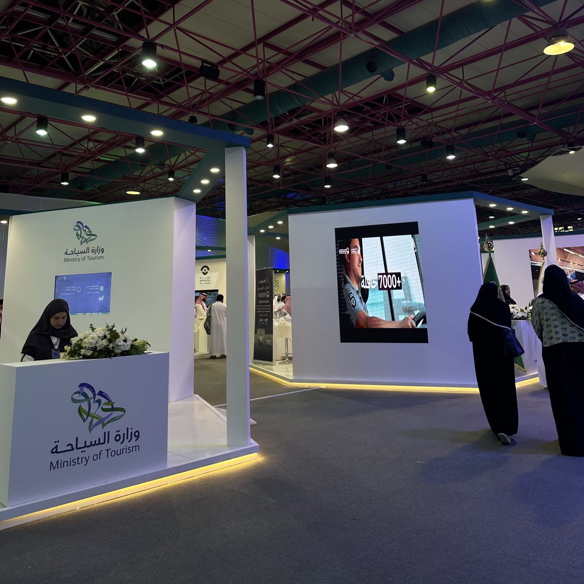 iijanas's tweet photo. مقتطفات من زيارتي لـ #الملتقى_العلمي_24 لأبحاث الحج والعمرة حيث اطلعت على تقنيات مبتكرة وأساليب حديثة لتحسين إدارة الحشود والنقل. 
كانت تجربة معرفية ملهمة أكدت أهمية توظيف التكنولوجيا لخدمة الحجاج والمعتمرين 🤩 https://t.co/ASu26e8Mki