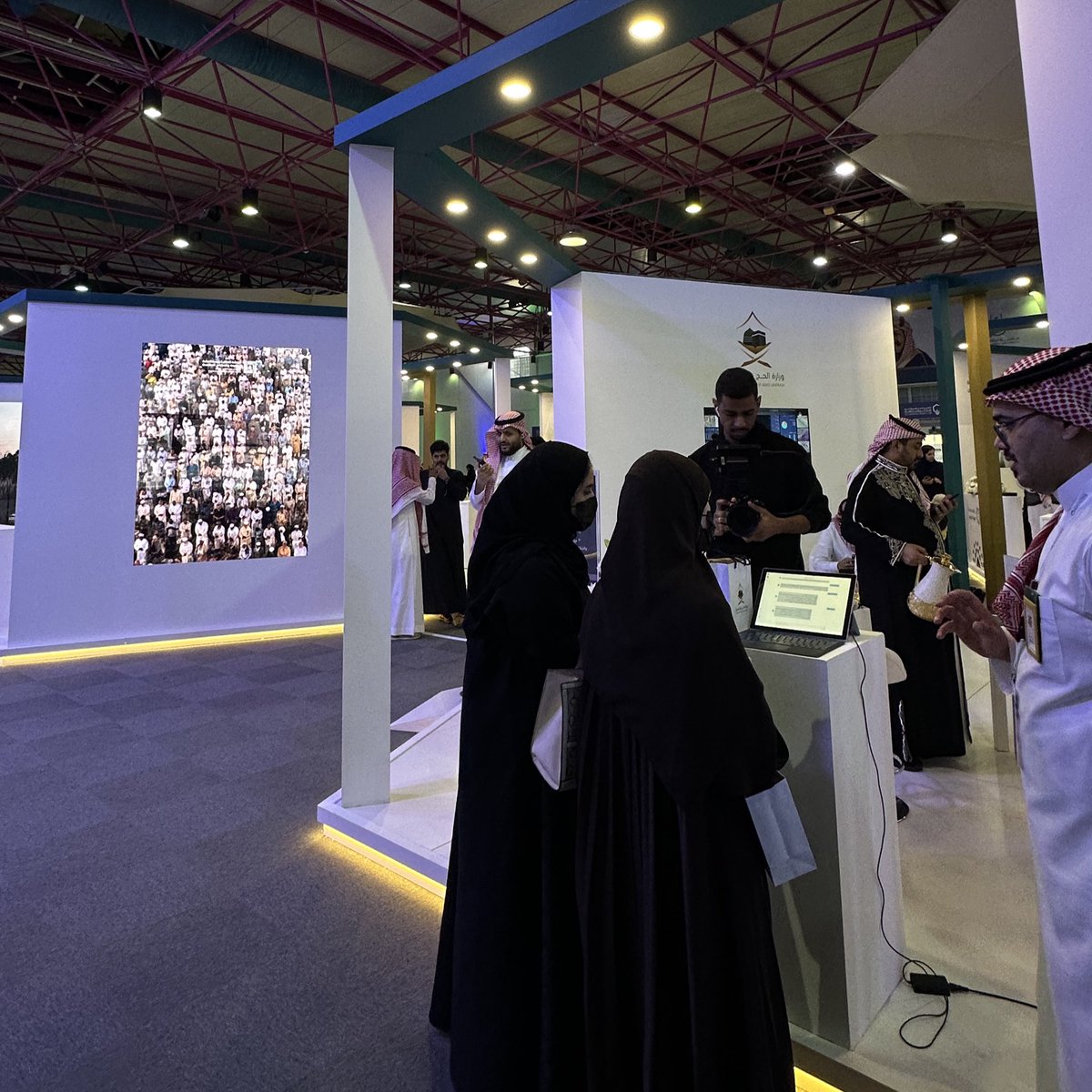 iijanas's tweet photo. مقتطفات من زيارتي لـ #الملتقى_العلمي_24 لأبحاث الحج والعمرة حيث اطلعت على تقنيات مبتكرة وأساليب حديثة لتحسين إدارة الحشود والنقل. 
كانت تجربة معرفية ملهمة أكدت أهمية توظيف التكنولوجيا لخدمة الحجاج والمعتمرين 🤩 https://t.co/ASu26e8Mki