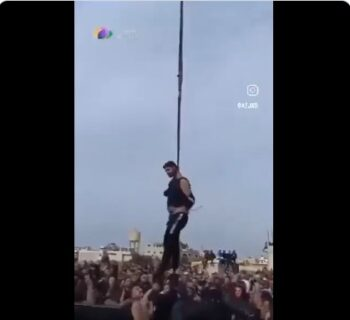 TopnewsSi's tweet photo. (VIDEO) Brutalno: Suleimana Hilal al-Assada, Assadovega bratranca, so ljudje obesili kar na očeh javnosti
https://t.co/DDv6InFggS https://t.co/G5NjBjziBY