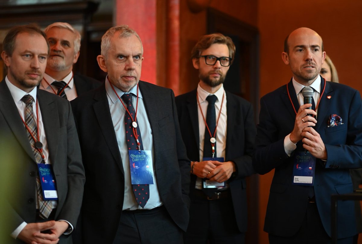 PKEE Energy Day 2024 było okazją do dyskusji w gronie przedstawicieli firm energetycznych <a href="/TauronPE/">TAURON</a> <a href="/EnergaSA/">Grupa Energa</a> <a href="/Grupa_Enea/">Enea</a>  oraz polskiej i europejskiej administracji <a href="/bbudka/">Borys Budka</a> <a href="/hennigkloska/">Paulina Hennig-Kloska</a> <a href="/Marz_Czarnecka/">Marzena Czarnecka</a> <a href="/On58Greg/">Grzegorz Onichimowski</a> o założeniach transformacji energetycznej. Jesteśmy w wyjątkowym