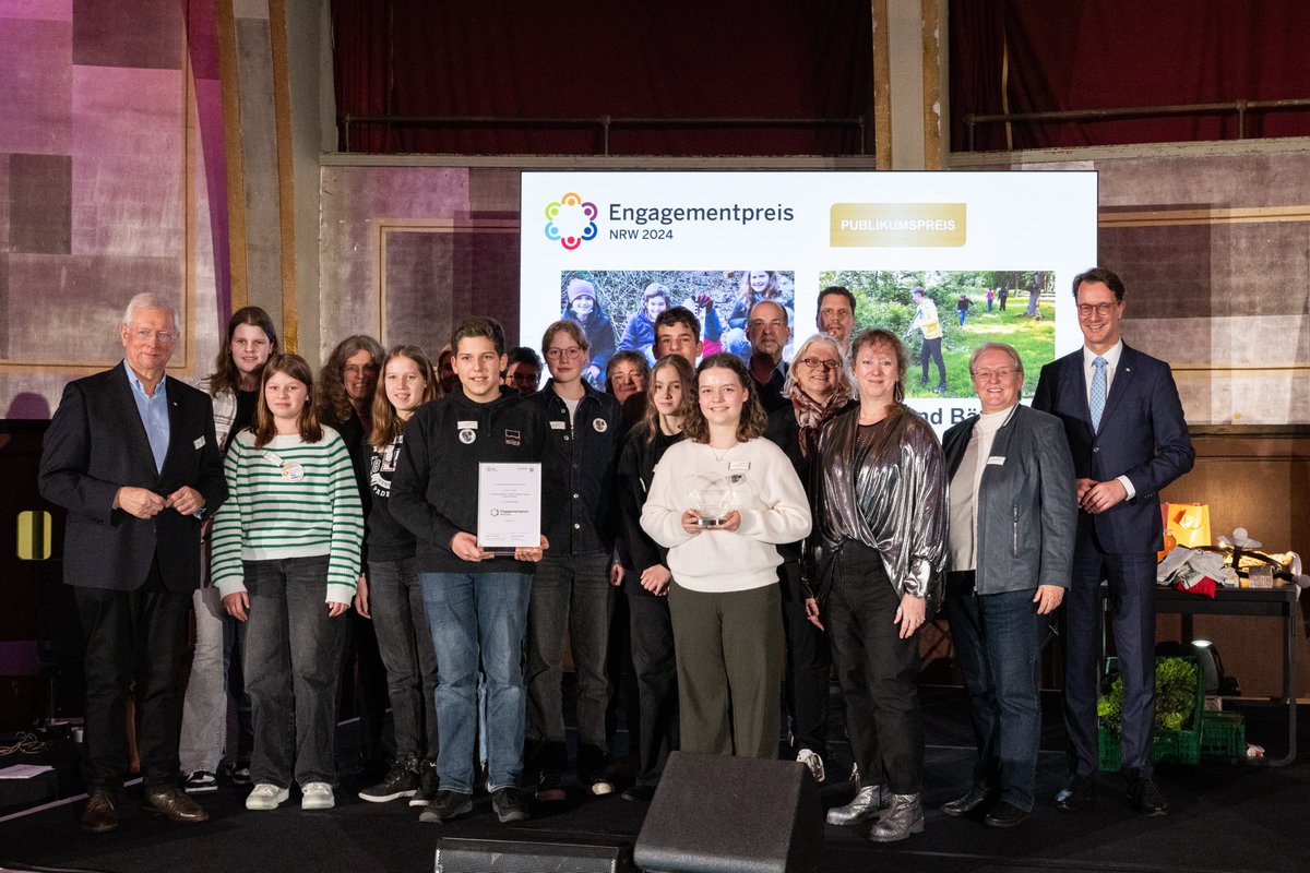 Engagiert in NRW (@engagiertinnrw) on Twitter photo Der Publikumspreis wurde von Staatssekretärin für Sport und Ehrenamt des <a href="/landnrw/">Staatskanzlei NRW</a>, Andrea Milz, an das Projekt „Zusammen wachsen – Kinder und Bäume werden gemeinsam groß“ des #Nachbarschaft|svereins #Paderborn-Ost e.V. überreicht.
#ehrenamt #engagementpreis #nrw Der Publikumspreis wurde von Staatssekretärin für Sport und Ehrenamt des <a href="/landnrw/">Staatskanzlei NRW</a>, Andrea Milz, an das Projekt „Zusammen wachsen – Kinder und Bäume werden gemeinsam groß“ des #Nachbarschaft|svereins #Paderborn-Ost e.V. überreicht.
#ehrenamt #engagementpreis #nrw
