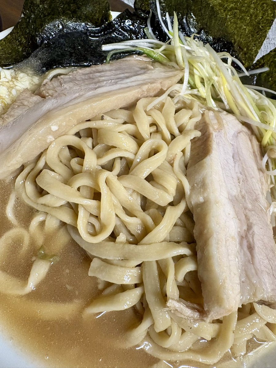 EFbroJuYQ7Kdqe1's tweet image. ラーメン 武丸
大ラーメン麺柔
生たまご
のり
ねぎ
一日の疲れもチャラ！ヘッチャラ♪
笑顔ウルトラ武丸で今日もアイアイ玉乱♪
柔めの麺がスープ吸って飲む瞬間のアッハァ〜ンとなってしまう癖をどうにかしたい！
神豚はこれ以上逝くと違法的な美味さdea~th♪
旨い一杯ご馳走様です😋