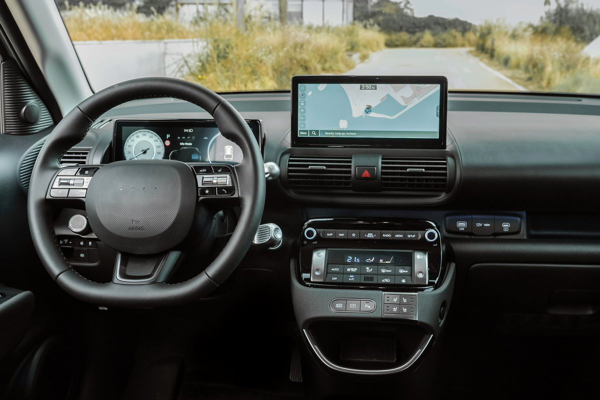Chris_Rux's tweet image. 📢❗️ Der neue @Hyundai_DE Inster ist ab sofort bestellbar! Der kompletteste Elektro-Kleinwagen startet ab 23.900€.
🔋 2 Varianten: 42 oder 49 kWh
🔂: Bis zu 327 oder 370 Km nach WLTP
💶: Ab 23.900 oder 25.400€
🔌: 85 kW DC und 11 kW AC - beides serienmäßig in jeder Version…