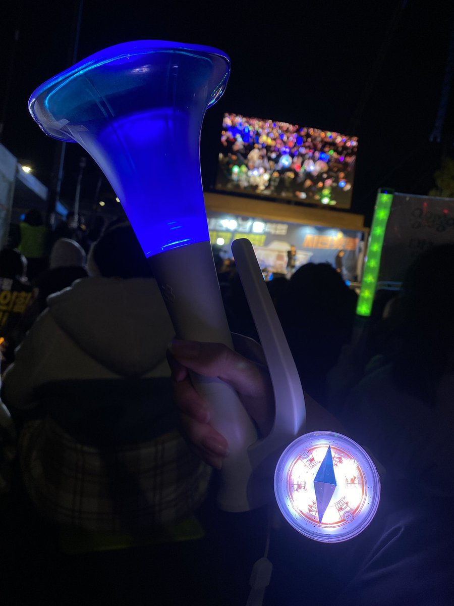 정말 오랜만의 트윗이 이런 내용이라 마음이 안 좋네요 저는 오늘 시위에 다녀왔습니다
우리 모두 행복만 해요🩵