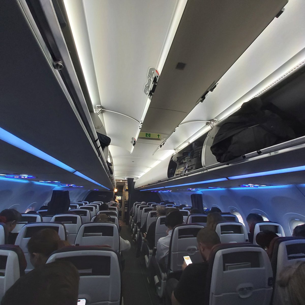 N33RGB's tweet photo. P. S. On the new A320 for the first time today. Those overhead lockers do make a difference! https://t.co/fVq1YHgPBk
